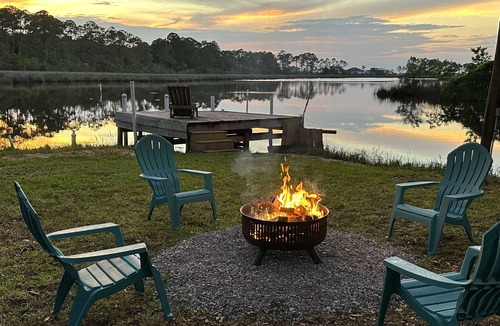 Florida Panhandle House | Waterfront home on large property. Close to many of Pensacola’s attractions.