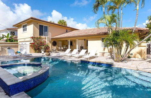 Bermuda Riviera House | Waterfront Home with 5 Bedrooms - Private Pool Area - Close to the Beach
