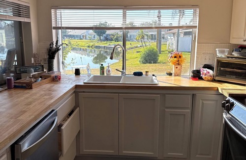 Holiday House | Waterfront Large Efficiency Room in peaceful Holiday Home with AC TV WiFi