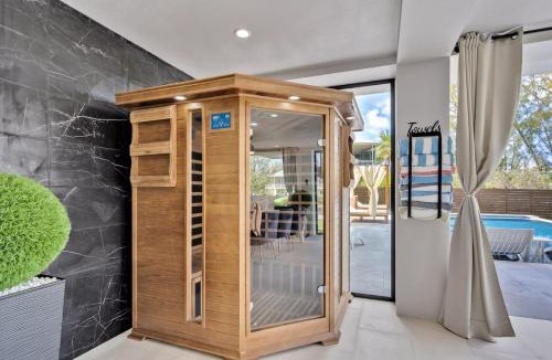 Buccaneer Point Villa | Waterfront Luxe Pool, Hot Tub, Theater, Games and more