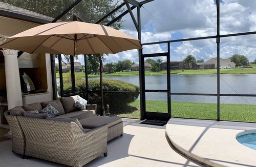 West Kissimmee Villa | Waterfront Oasis: Pool, HotTub, Cinema, Cabana BBQ, 10min to Disney, Resort BkYd