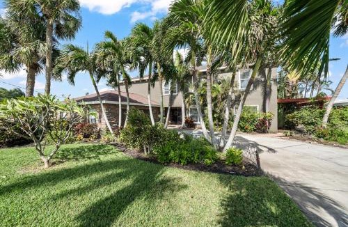 Cocoa Isles House | Waterfront Oasis1 blk to beach-Kayaks-Game room-Fire Pit