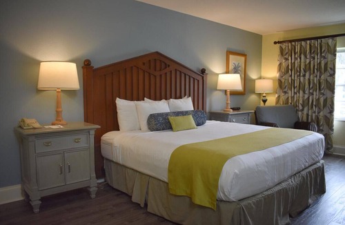 Crystal River Hotel | Waterfront Resort | Pools, Dining & Adventure on Crystal River