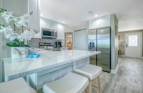 Signal Cove House | Waterfront Serenity: 2 Bedroom Retreat on the Gulf with Private Floating Dock