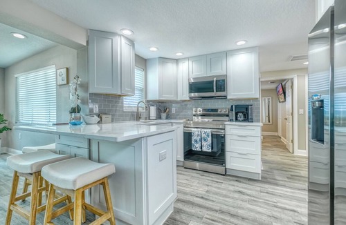 Signal Cove House | Waterfront Serenity: 2 Bedroom Retreat on the Gulf with Private Floating Dock