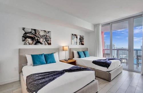 Hallandale Beach Hotel | Waterfront Studio in Resort Beach Pool Gym 2405