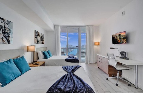 Hallandale Beach Hotel | Waterfront Studio in Resort Beach Pool Gym 2405