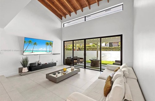 Hallandale Beach Villa | Waterfront Villa with Private Dock