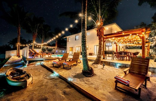 Pembroke Pines Villa | Waterfront Villa BBQ, Pool, Game Room, Cinema and Spa