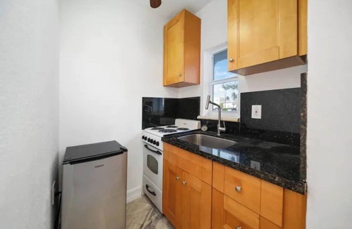 Hollywood Lakes Apartment | Waterside Studio w/King bed - Hollywood
