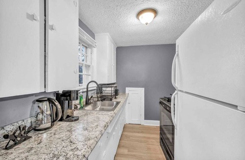 Highland Square House | Weber Duplex House Upper Unit Near Highland Square