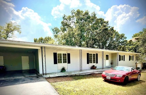 Branson House | Weekend @ Bernie's-4 Bedroom-HOT TUB-Pet Friendly-Above Landing & Downtown.