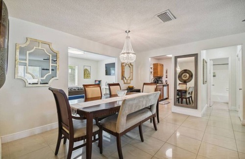 Spring Hill House | Weeki Wachee Getaway | King Bed & Huge Yard