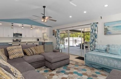 Spring Hill House | Weeki Wachee Heated Pool Mermaid Retreat