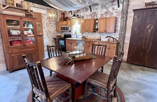 Forsyth House | "Welcome Haus" Guest House 15 minutes from Branson