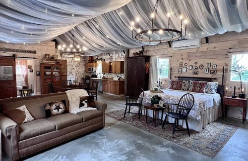 Forsyth House | "Welcome Haus" Guest House 15 minutes from Branson