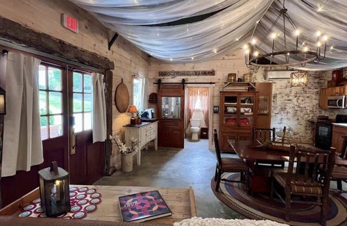 Forsyth House | "Welcome Haus" Guest House 15 minutes from Branson