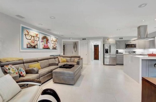 Boca Raton House | Welcome to a sleek and pristine modern home