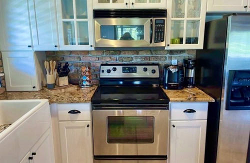 Twin Lakes House | Welcome to Paradise/Waterfront Retreat/Jacuzzi Outdoor kitchen & Entertainment