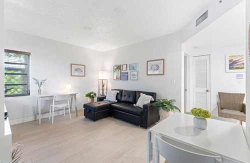 Victoria Park Apartment | Welcoming Airbnb Walkig distance to Las Olas Blvd