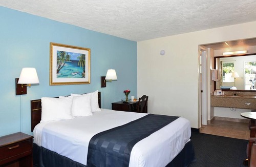 Bradenton Hotel | Welcoming Room Perfect for Couples Touring Manatee Village Historical Park