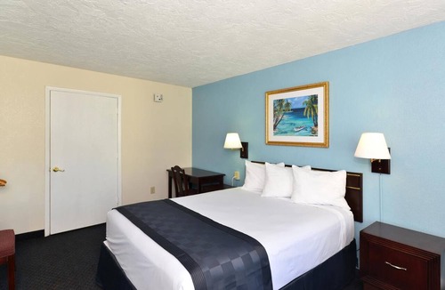 Bradenton Hotel | Welcoming Room Perfect for Couples Touring Manatee Village Historical Park