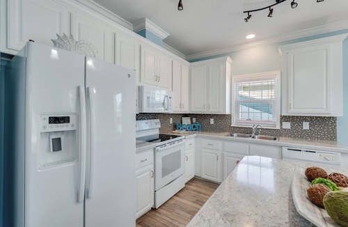 Laguna Beach House | West End Beach Bungalow | Walk to Beach | Near Pier Park | Sleeps 7