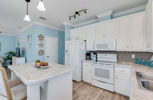 Laguna Beach House | West End Beach Bungalow | Walk to Beach | Near Pier Park | Sleeps 7