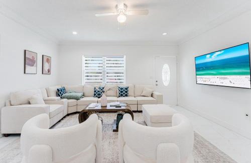 West Palm Beach Villa | West Palm Beach Luxury Villa with Pool and Games