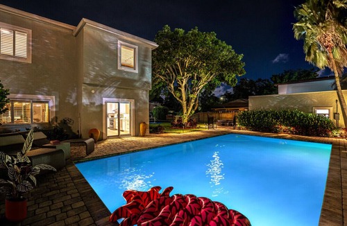 Poiciana Park II Villa | West Palm Oasis BBQ, Pickleball Court and Pool