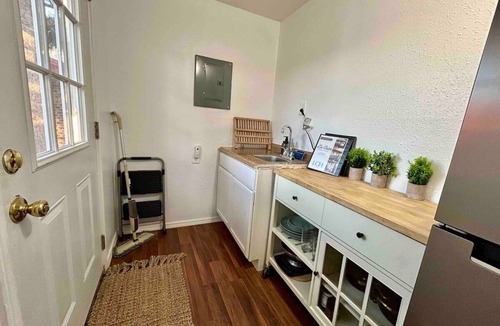 West Odessa Cabin | Westside Bungalow - King Bed+Fast WiFi by LCH