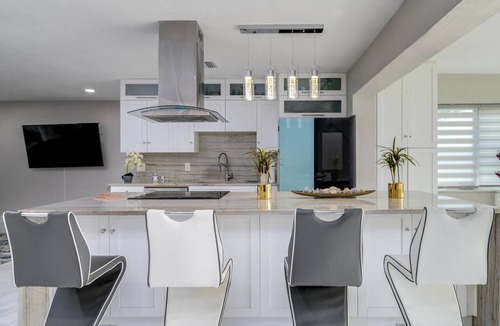 Capri Isle House | Whole Waterview island Home: Beach & sun