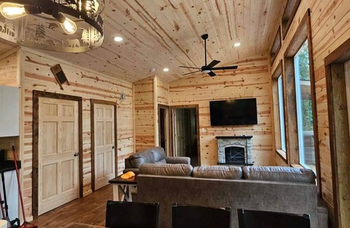 Pittsburg Cabin | Wildwood Cabins Secluded Lakeside Cabin w/High-End Private Hot Tub & Fire Pit