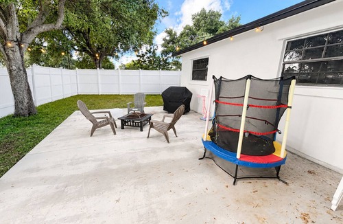 West Park House | Wonderful 3-bedroom house with AC close to Hard Rock stadium Sports fans