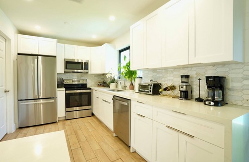 North Central Hollywood House | World Cup Oasis. 12 min from Beach & Casino. 18 min from World Cup stadium.