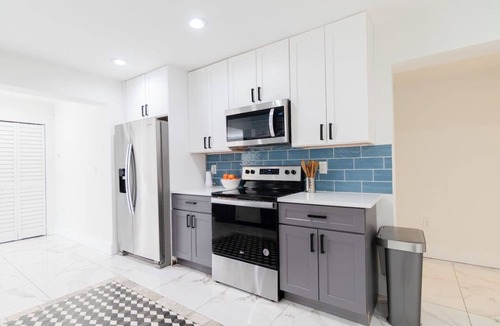 Southwest House | WPB Elegant 5BR | Hot Tub | Fire Pit | Near Beach