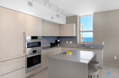 Hollywood South Central Beach Apartment | Wrap Around Balcony|Paradise Beach |Amazing Pools