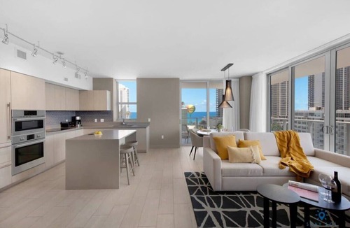 Hollywood South Central Beach Apartment | Wrap Around Balcony|Paradise Beach |Amazing Pools