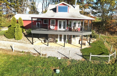 Dundee Cottage | Wrap Around Decks w/Beautiful View & Hot Tub