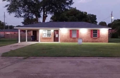 Hollandale House | X Marks the Spot 3 Bedrooms, 4 Beds, 1 bathroom House. Newly remodeled.