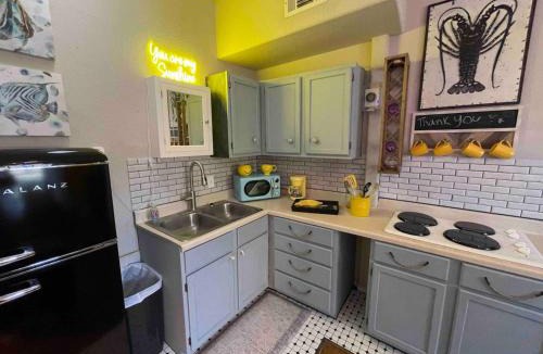 Galveston Apartment | You Are My Sunshine! Sleep 2 w/King bed!