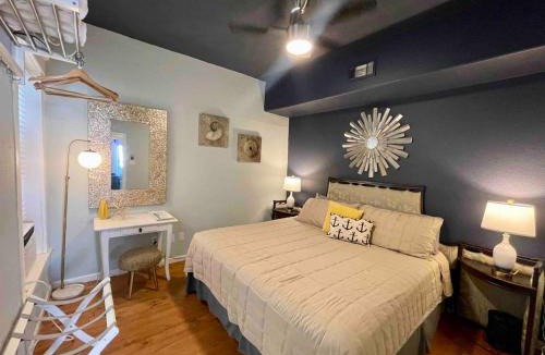 Galveston Apartment | You Are My Sunshine! Sleep 2 w/King bed!