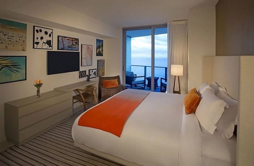 Hollywood South Central Beach Hotel | Your Relaxing Getaway Awaits! Full Kitchen, Pool, Near Hollywood Beach!