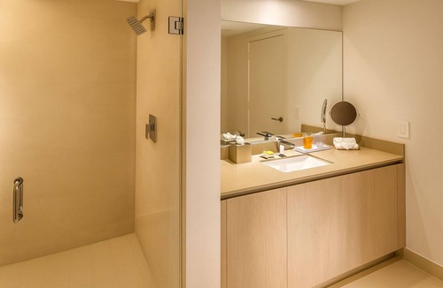 Hollywood South Central Beach Hotel | Your Relaxing Getaway Awaits! Full Kitchen, Pool, Near Hollywood Beach!