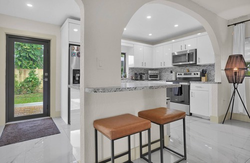 West Little River House | Zen House Retreat with Pool Table, Ping Pong Table, BBQ, Patio & Gated Parking
