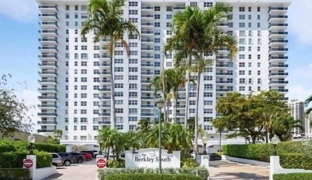 1 Block from Beach, Water View, 2 Bd, 2 Bth Pool, BBQ, Gym, Tennis ct, Rec.Room