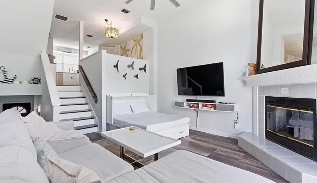 1 Block to Beach: Palm Paradise, A Coastal Oasis