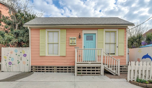 1 Mi to Beach: Colorful Cottage in Galveston!