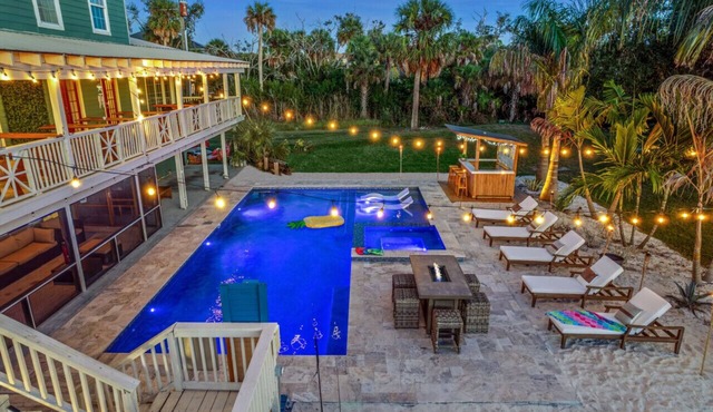 #1 Tampa Waterfront Private Resort, 13BR Sleeps 40+, Heated Pool, Theater