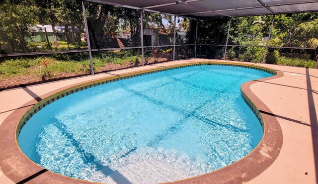10 minutes to Mineral Springs w/large Pool and Pet Friendly!